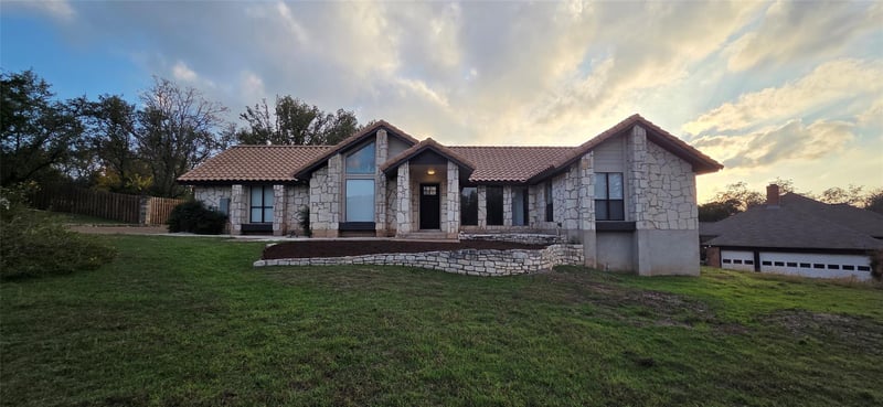 Virtual tour of 1723 Lakeway Blvd
