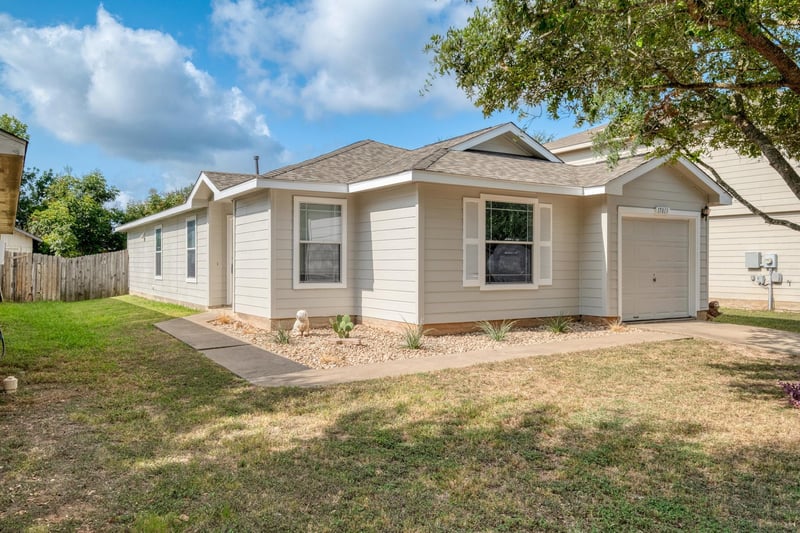 Virtual tour of 17813 Honey Locust LN