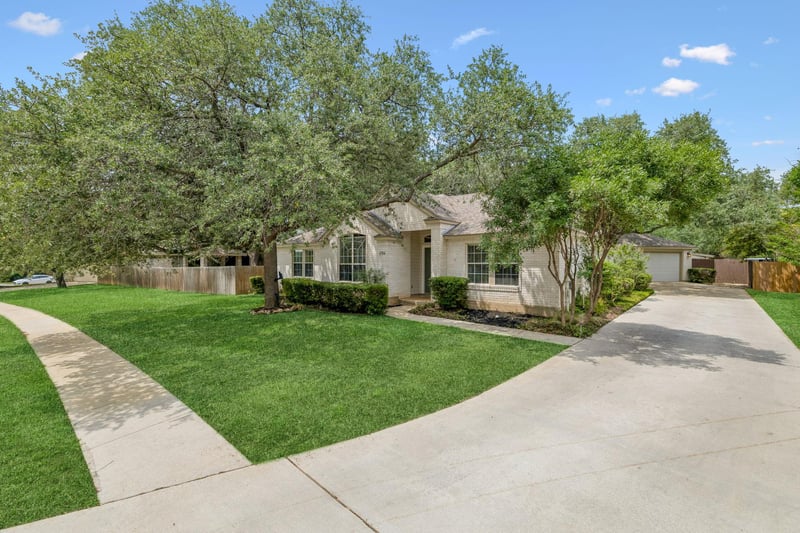 Virtual tour of 1784 Oak Forest Dr