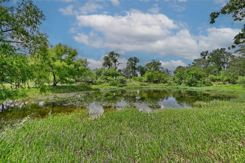 Virtual tour of 180 Sunny Day Dr