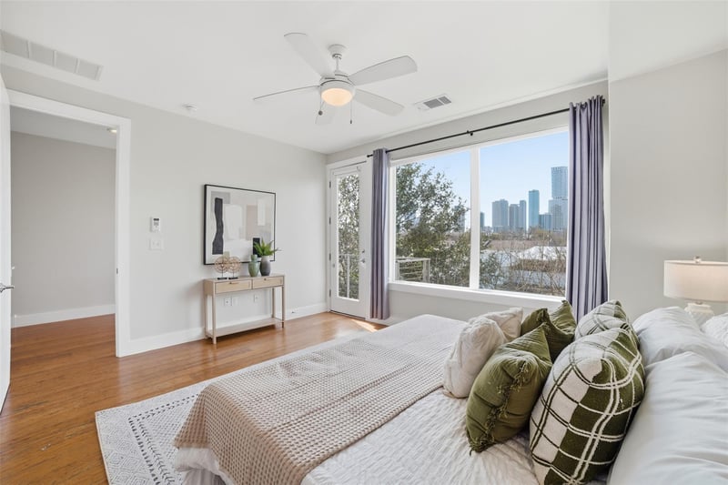 Virtual tour of 1801 E 2nd ST Unit #2