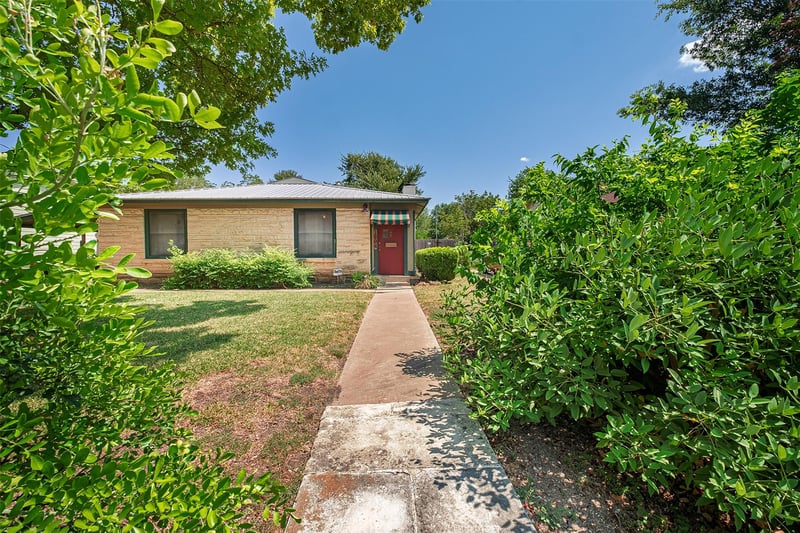 Virtual tour of 1804 Cullen Ave