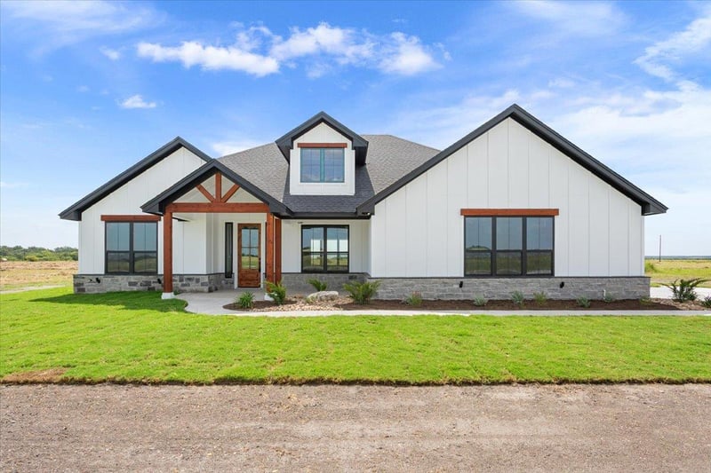 Virtual tour of 18085 Round Hall RD