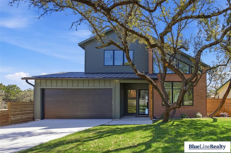 Virtual tour of 18305 Lake Oaks DR