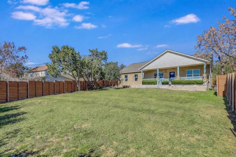 Virtual tour of 18322 Lake Oaks Dr
