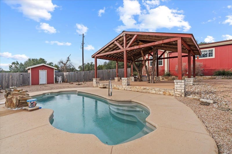 Virtual tour of 185 Trails End Rd