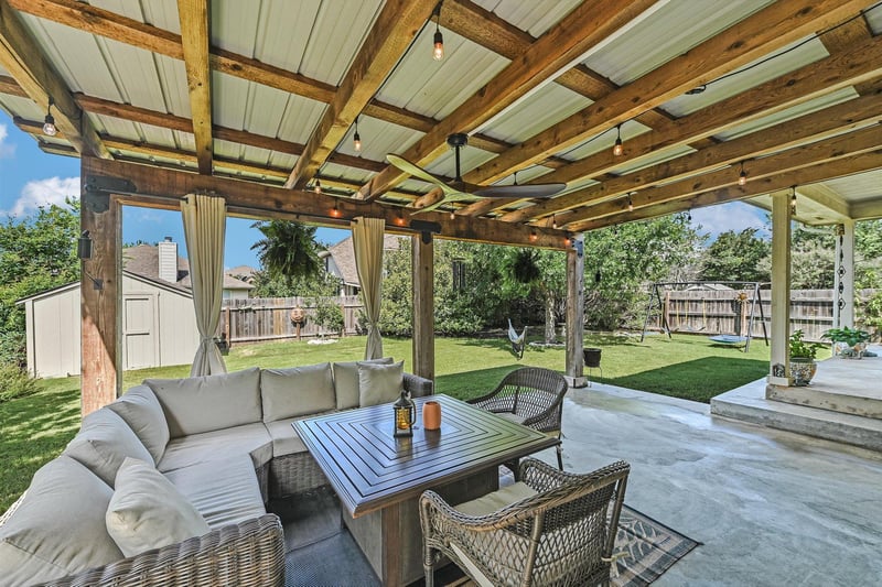 Virtual tour of 18608 Royal Pointe DR