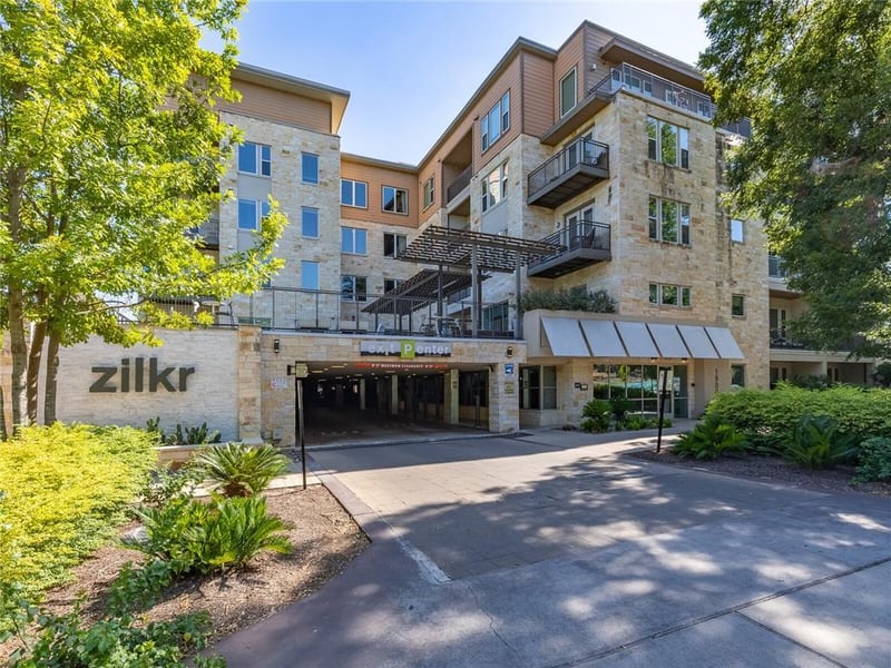 Virtual tour of 1900 Barton Springs RD Unit #5048