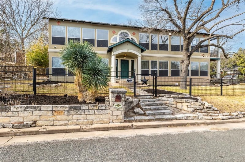 Virtual tour of 1900 East Side DR