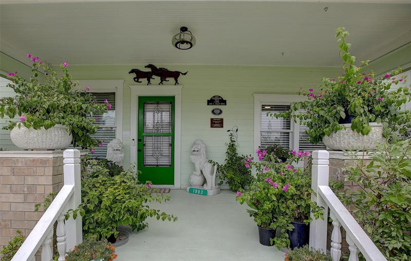 Virtual tour of 1903 S Austin Ave