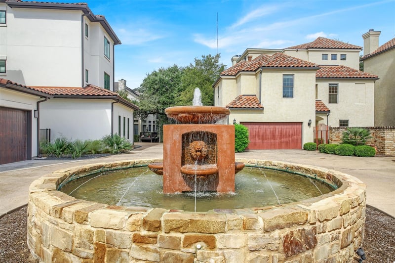 Virtual tour of 1910 Rue De St Tropez Unit #8