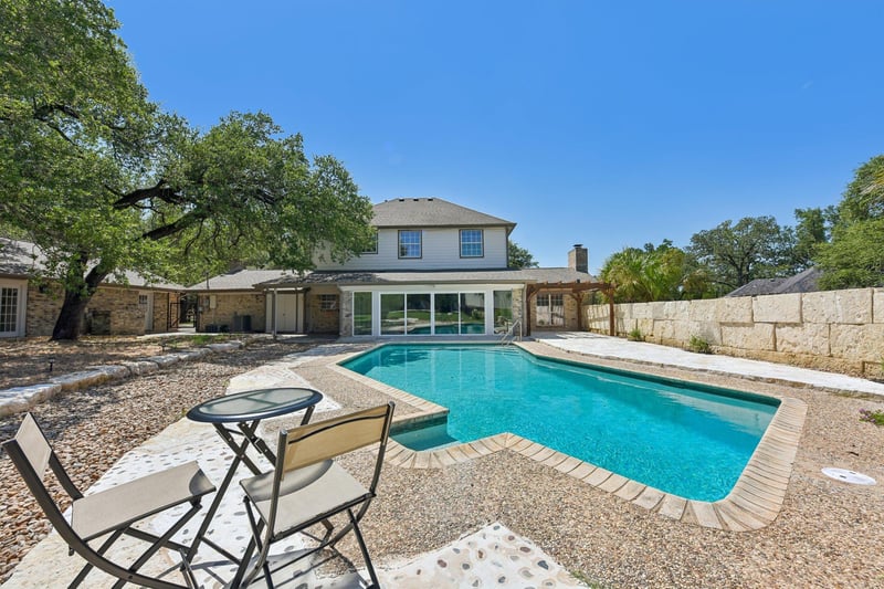 Virtual tour of 1915 Oak Forest DR