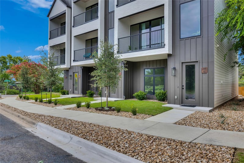 Virtual tour of 1937 E 38th 1/2 St Unit #B