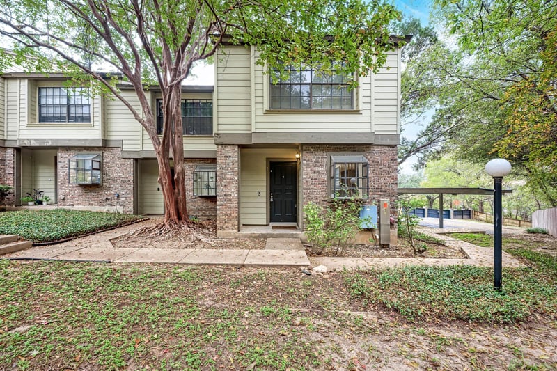 Virtual tour of 1938 Holly Hill DR Unit #1