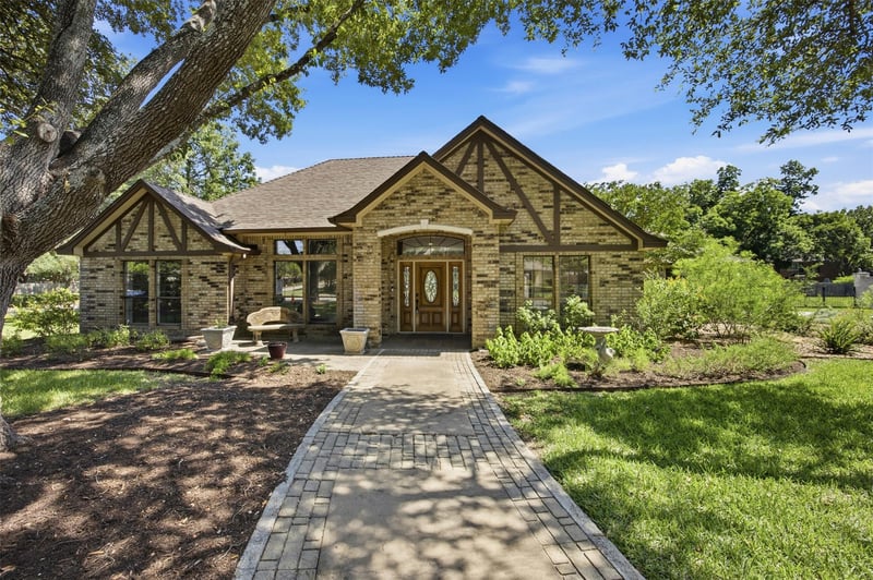Virtual tour of 2 Meandering WAY