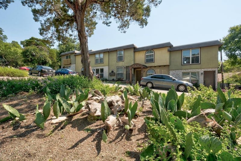 Virtual tour of 2000 Lightsey RD Unit #6