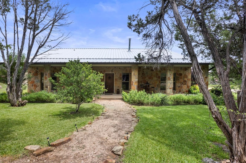 Virtual tour of 201 N Oak Vista Dr