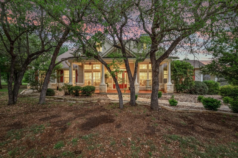 Virtual tour of 201 Shady Oaks Trl