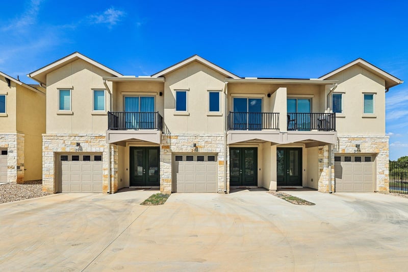 Virtual tour of 202 Tesla CIR