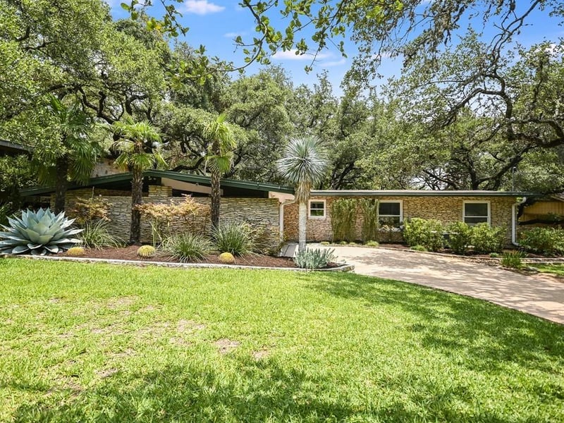 Virtual tour of 202 W West Spring Dr