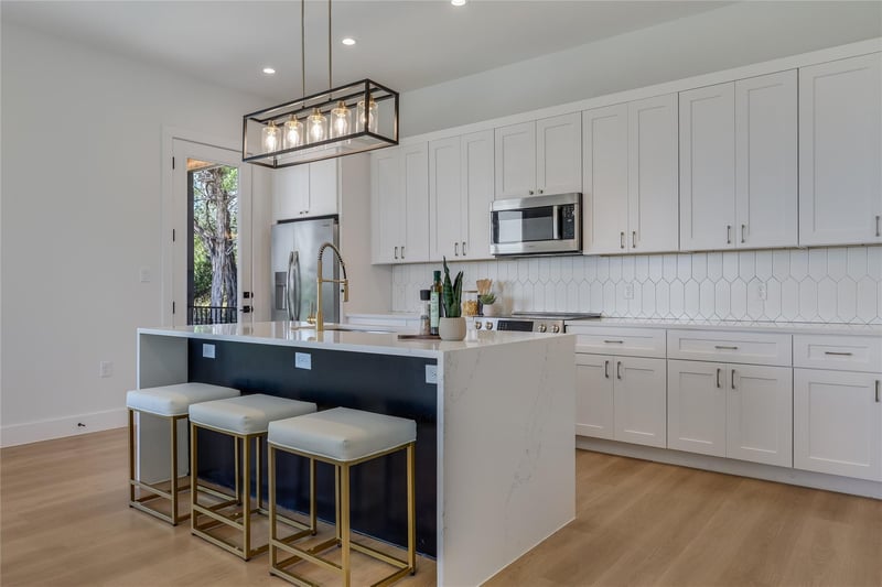 Virtual tour of 20202 Lincoln CV