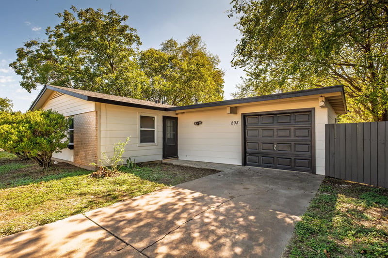 Virtual tour of 203 Cooper Dr
