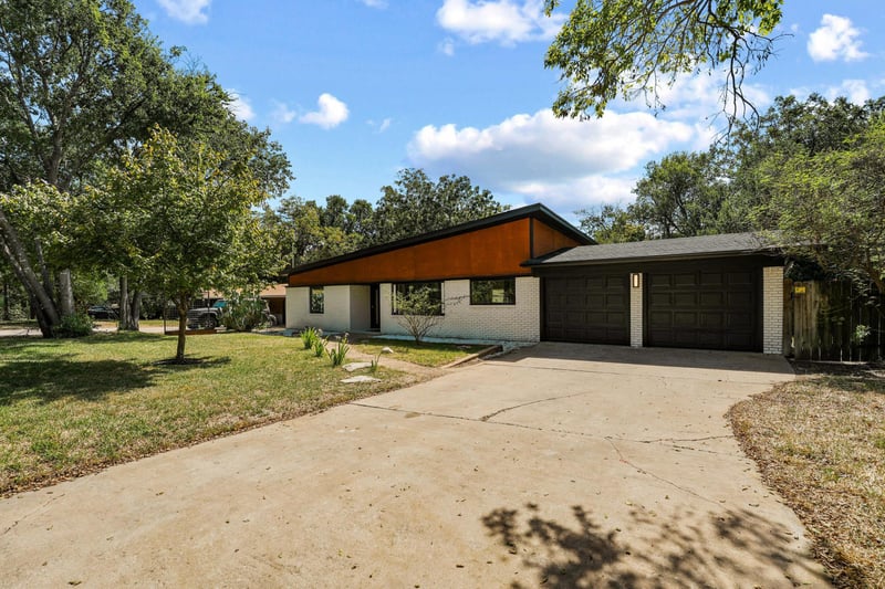 Virtual tour of 203 W Caddo St