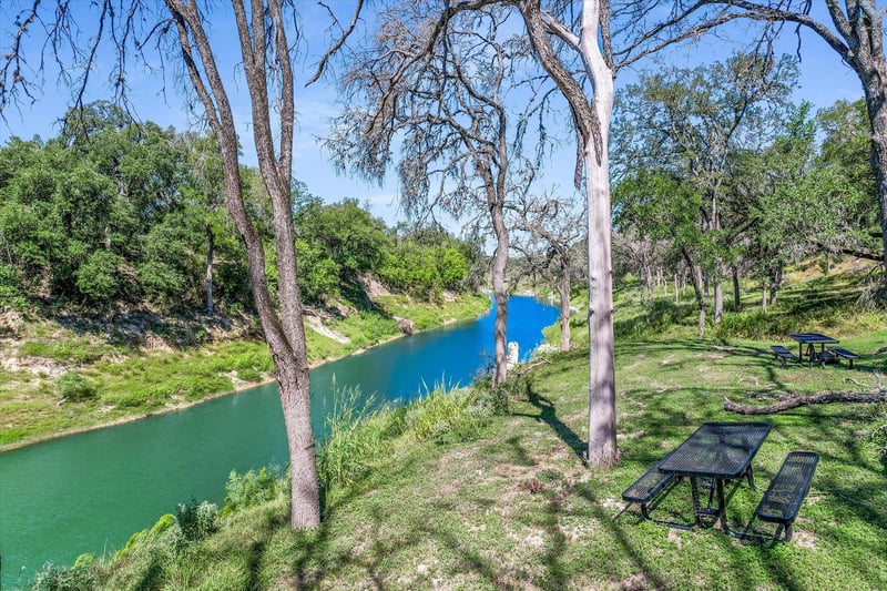 Virtual tour of 2038 Paradise PKWY