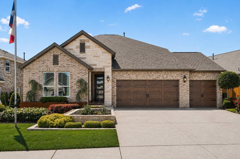 Virtual tour of 204 Barton Oak TRL