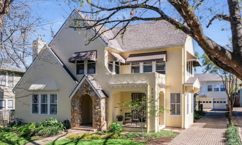 Virtual tour of 204 W 32nd ST