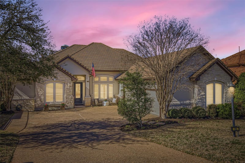 Virtual tour of 205 Jack Nicklaus DR