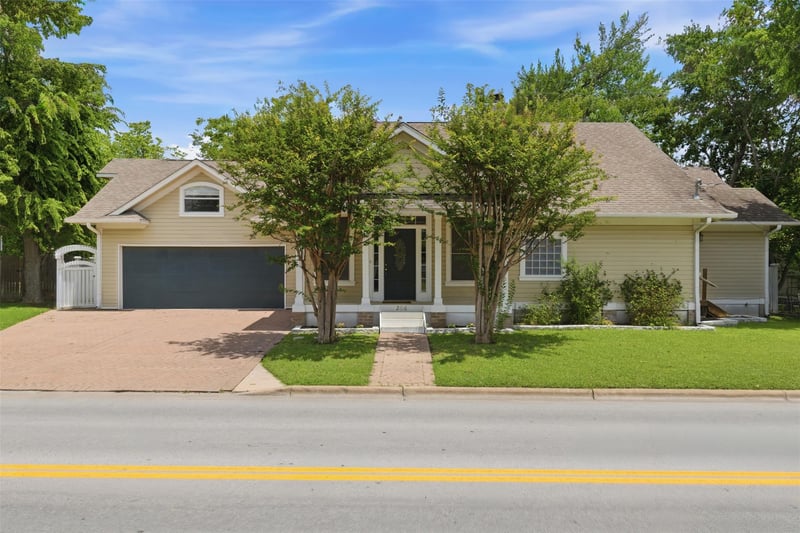 Virtual tour of 206 N Fm 1660