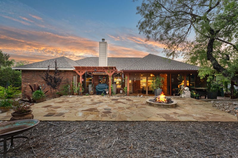 Virtual tour of 207 Cove Creek DR