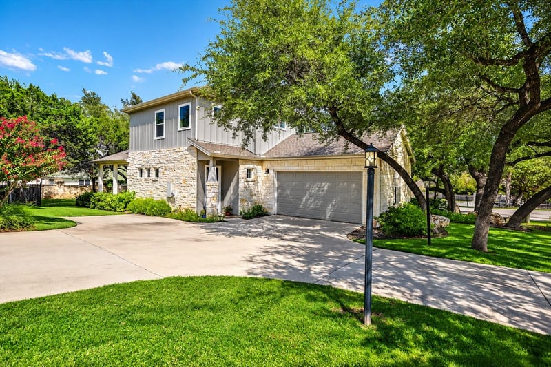Virtual tour of 207 Fairlake Cir