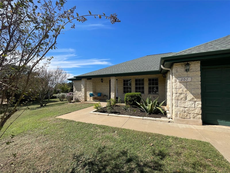 Virtual tour of 207 Meadow Oaks Dr