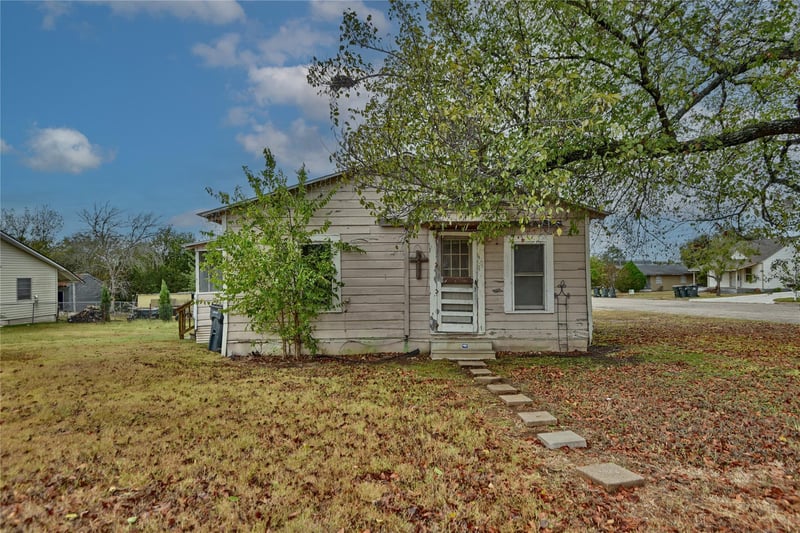 Virtual tour of 207 S Waco St