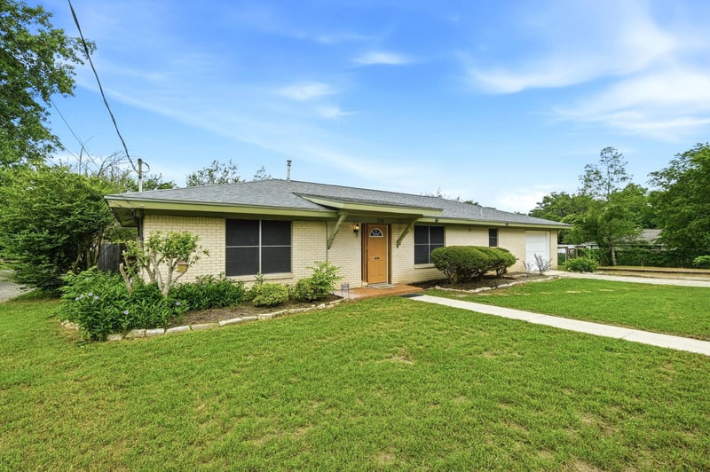 Virtual tour of 208 N Cedar ST