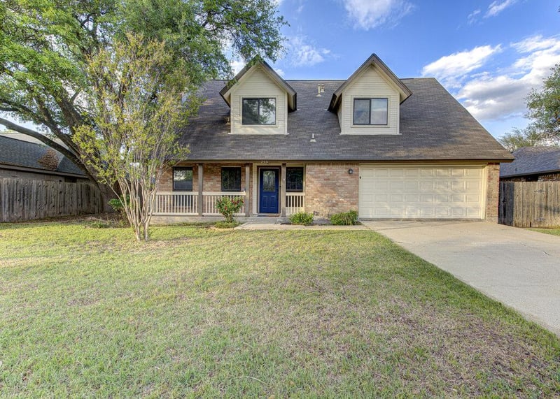 Virtual tour of 208 Oak Ridge DR