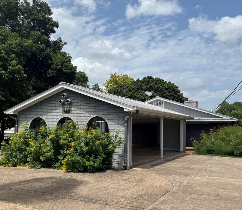 Virtual tour of 208 Riverside DR