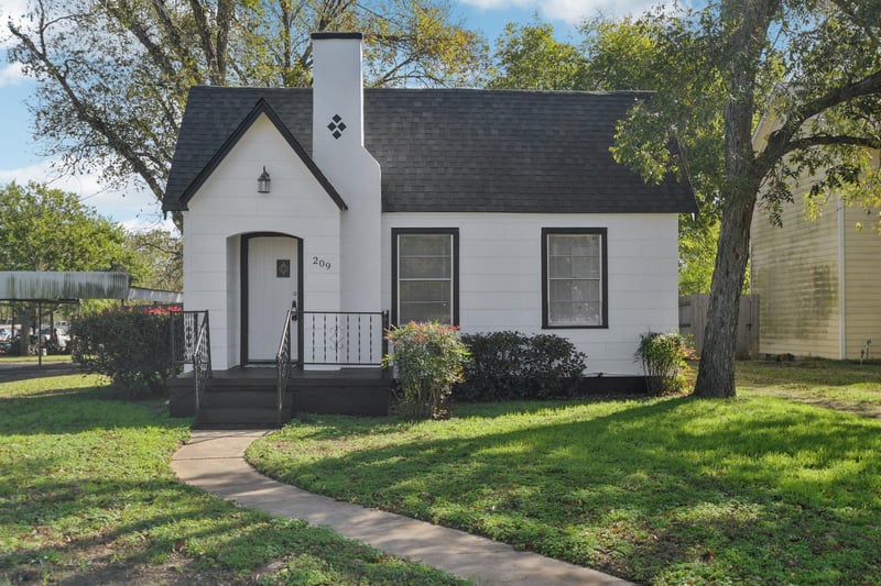 Virtual tour of 209 E 8th St