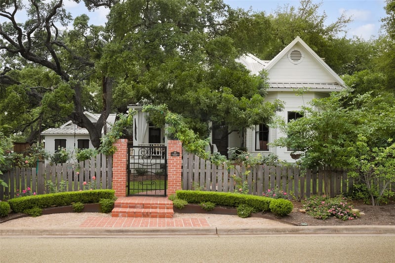 Virtual tour of 209 E Elizabeth ST