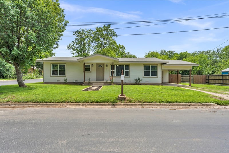 Virtual tour of 209 E Live Oak St