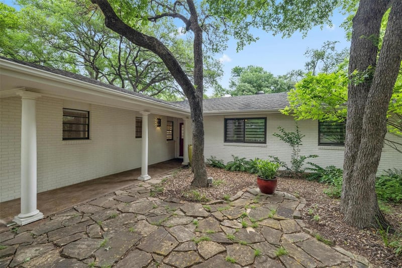 Virtual tour of 209 Westlake DR