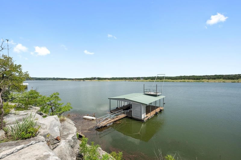 Virtual tour of 20926 W Lakeshore Dr