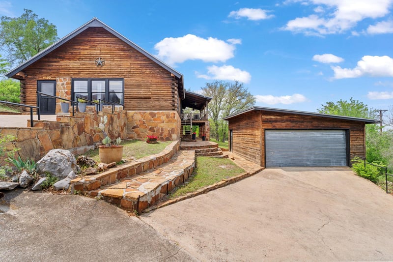 Virtual tour of 210 Circle Dr