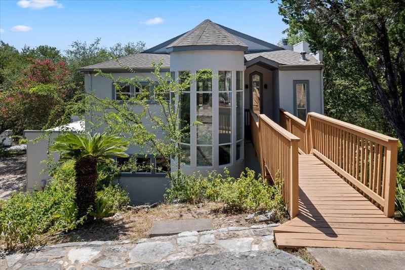 Virtual tour of 210 Finn ST
