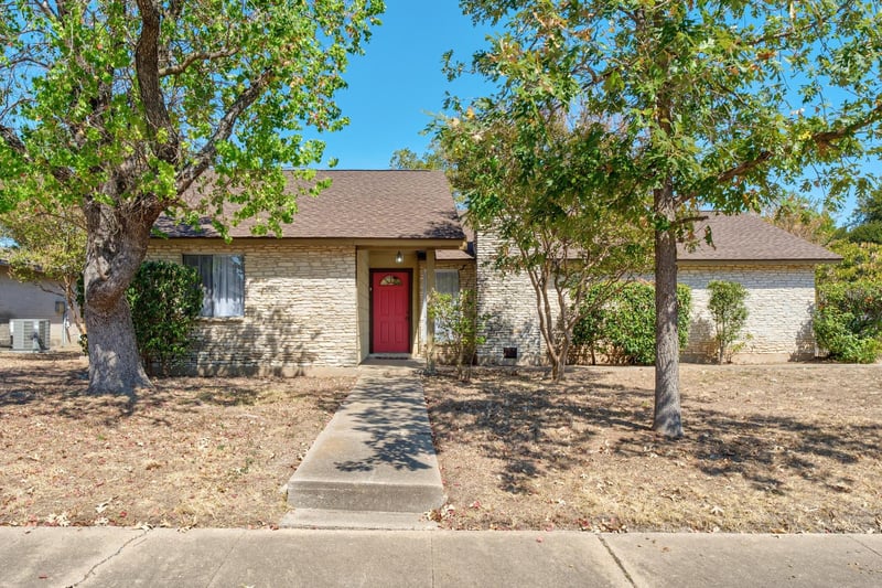 Virtual tour of 2100 Cindy Ln