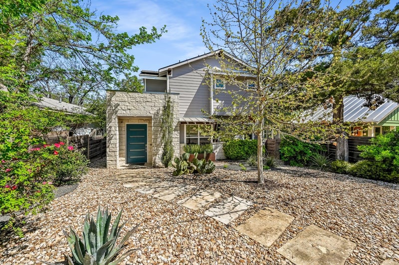 Virtual tour of 2100 E 10th St