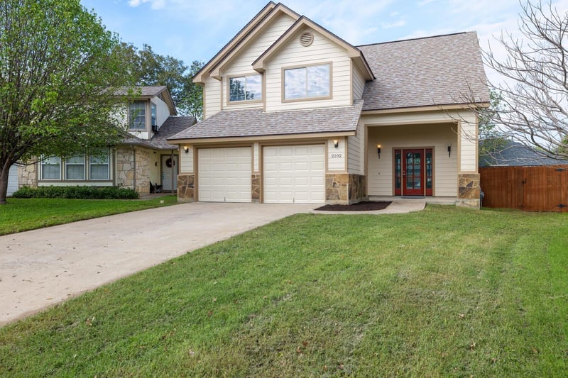 Virtual tour of 2102 NE Laura Ct