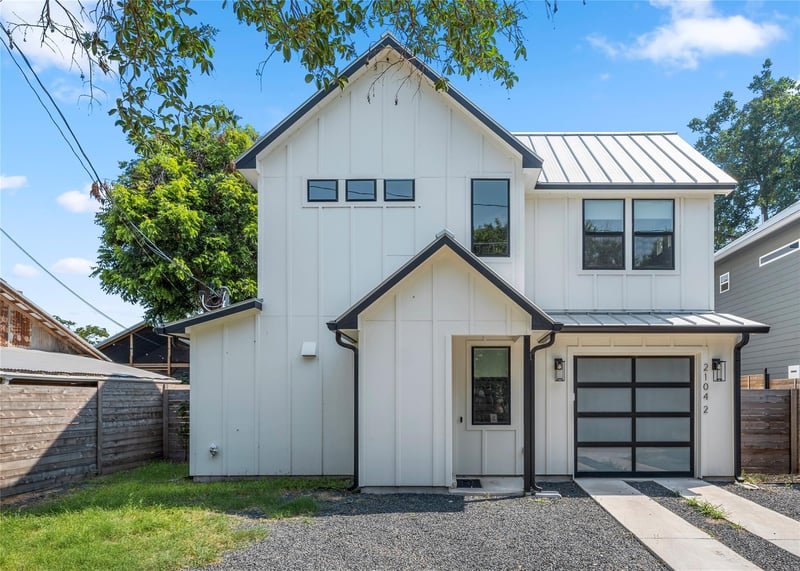 Virtual tour of 2104 E 2nd ST Unit #2